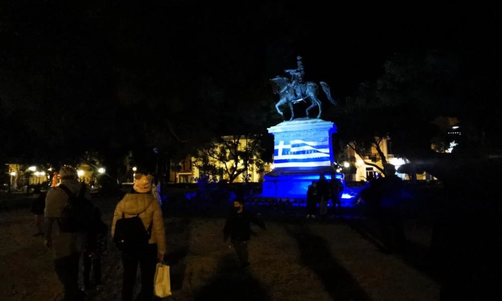 Η ελληνική σημαία φώτισε το άγαλμα του Θ. Κολοκοτρώνη! (εικόνες)